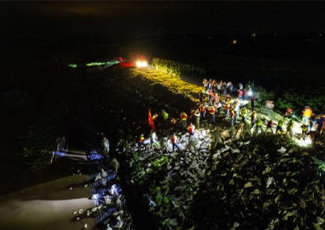 习近平指示对湖南洞庭湖一线堤防决口全力抢险当务之急筑好第二道防线。（新华社）