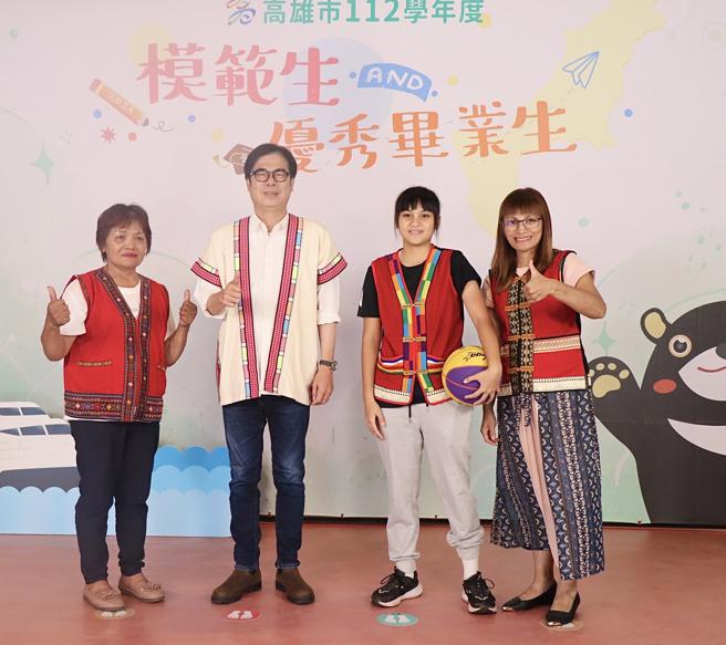 那瑪夏區民生國小盧忻慈同學（右二）最喜歡打籃球，她特別拿著籃球與市長陳其邁合影。（圖片來源：高雄市教育局提供）