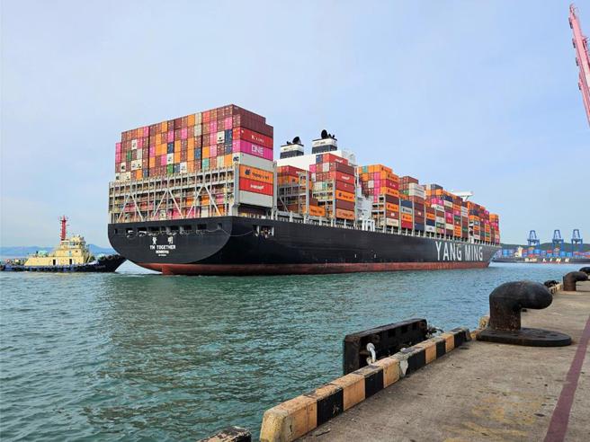 阳明海运贤明轮为首艘外籍船舶选择在韩国添加生质燃油。图／阳明海运