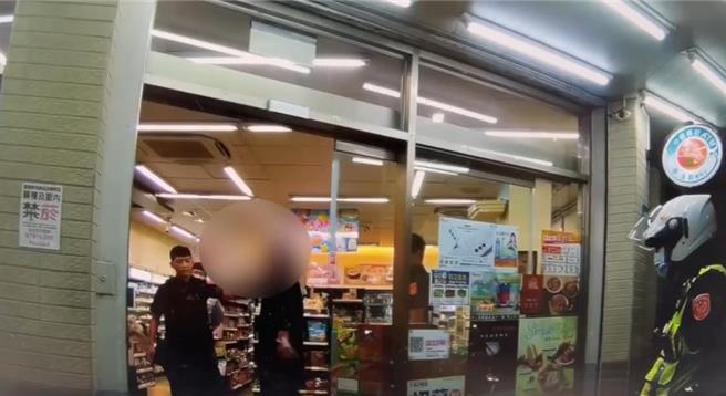 庄男自认遭店员羞辱，当场爆怒，与店员起口角争执，还乱丢掷店内商品。（新店警分局提供）