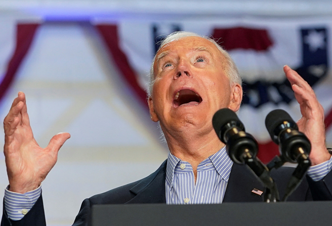 美国总统拜登5日在威斯康辛麦迪逊（Madison）竞选活动中发表谈话的神情。（路透）