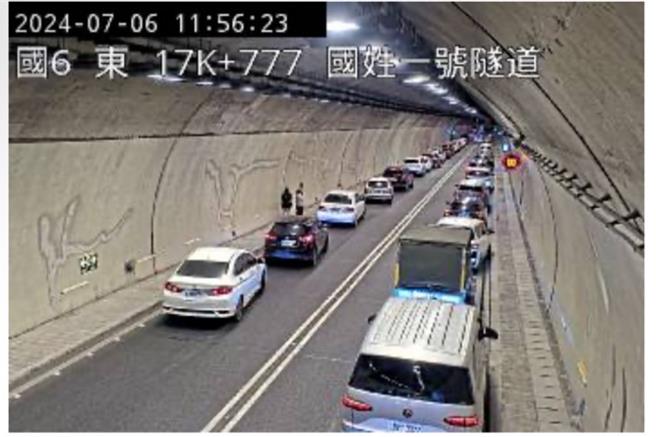 国道6号东向18.8k处国姓一号隧道，6日上午11时21分传出4车追撞事故，造成全线车道被占用，造成后方回堵1K，初步了解1人受伤、意识清楚。（翻摄自高速公路1968）