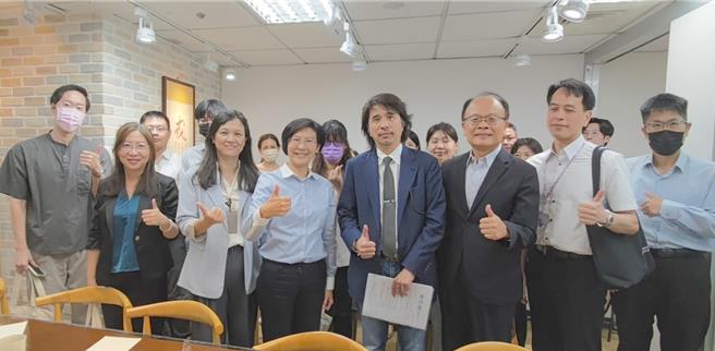 AI（人工智慧）已經成為時代趨勢，民進黨立委林岱樺（前左四）5日邀集教育部、國教署、高教司等單位，討論如何提升高雄數位教育的教學品質，以應對未來數位社會的挑戰。（林岱樺服務處提供／林瑞益高雄傳真）