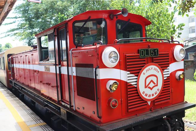 為紀念阿里山全線通車歷史性的一刻，今嘉義開往阿里山以及阿里山返回嘉義的第一1正班車，車頭皆會懸掛紀念車頭牌。（呂妍庭攝）