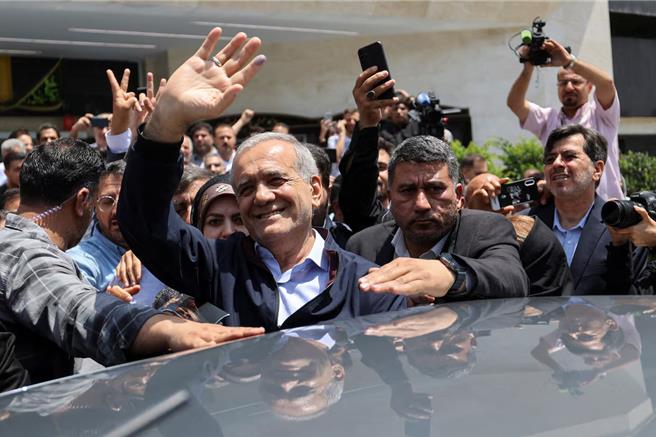 伊朗內政部6日宣布，屬溫和派的前衛生部長佩澤什基安（Masoud Pezeshkian）贏得選舉。（路透社）