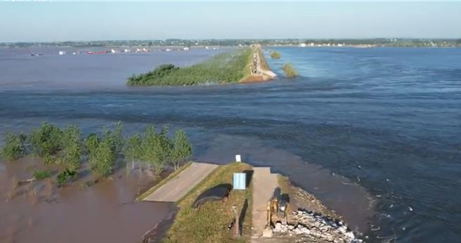 洞庭湖决堤口延伸226米，水面落差0.1米，午后可望动工抢修。图为6日上午湖南岳阳洞庭湖决堤救援现场画面。（人民日报微博）