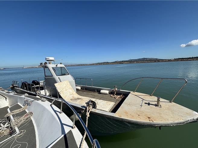 金門海巡隊5日凌晨查扣到一艘「順風99號」漁船企圖走私貨品到對岸海域交貨，不料似遭爽約回程時在水頭塔山電廠外海被逮。(圖／讀者提供)