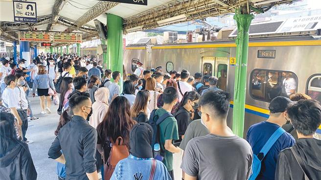 台铁1辆2531车次区间车，日前要开往终点站彰化站途中，停靠台中大甲站时疑因司机员精神不济，列车开过头才停靠。（示意照片非当事列车，资料照片）