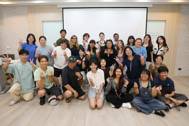 静宜大学等三方透过创新的国际教育方式，协助台中市高中职学生，快乐活用双语，拓展交流、迎向世界。(照片/静宜大学提供)