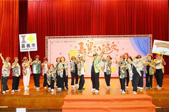 連續13年不間斷的嘉義市活躍老化競賽「嘉寶趴踢秀」，今6日在港坪體育館熱鬧登場，長輩大跳街舞，展現潮態度。（嘉義市政府提供∕呂妍庭嘉義傳真）