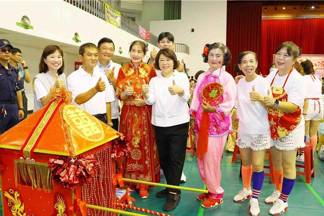 嘉義市活躍老化競賽「嘉寶趴踢秀」，今6日在港坪體育館熱鬧登場，不論是常勝軍或新秀隊，都展現十足創意，使出渾身解數。（嘉義市政府提供∕呂妍庭嘉義傳真）