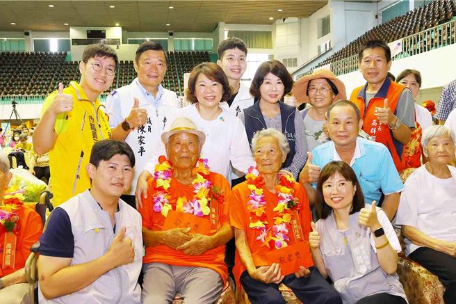 嘉義市長黃敏惠為超過90歲、重量級貴賓親自一一掛上花環，並致贈每人1份「敬老獎」紅包。（嘉義市政府提供∕呂妍庭嘉義傳真）