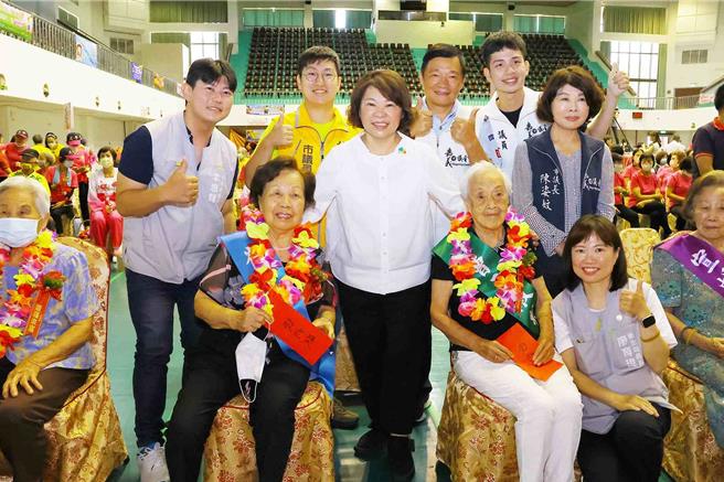 嘉義市長黃敏惠為超過90歲、重量級貴賓親自一一掛上花環，並致贈每人1份「敬老獎」紅包。（嘉義市政府提供∕呂妍庭嘉義傳真）
