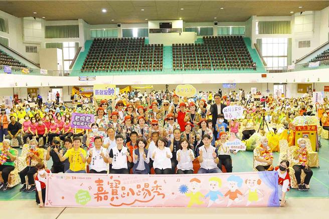「嘉寶趴踢秀」，今6日在港坪體育館熱鬧登場，9隊共400多位，加起來逾千歲長者同樂尬舞。（嘉義市政府提供∕呂妍庭嘉義傳真）