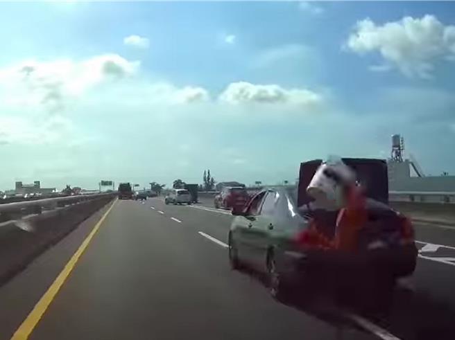 吕姓男子日前驾车行经台76线东西向快速道路时，沿路逆向、倒车、蛇行，并与其他车辆发生碰撞，吕男还将车辆停在路中，朝他车丢掷塑胶桶。（民眾提供／孙英哲彰化传真）