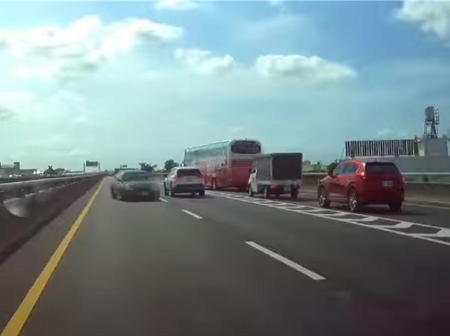 吕姓男子日前驾车行经台76线东西向快速道路时，沿路逆向、倒车、蛇行，并与其他车辆发生碰撞，吕男还将车辆停在路中，朝他车丢掷塑胶桶。（民眾提供／孙英哲彰化传真）