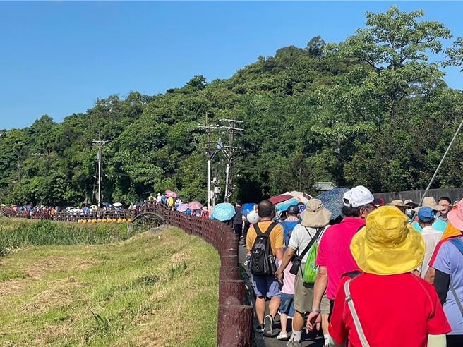 民眾沿着基隆河步行健走，从星际游戏场走到原住民公园约3.7公里，健走时间约50分钟。（汐止区公所提供）