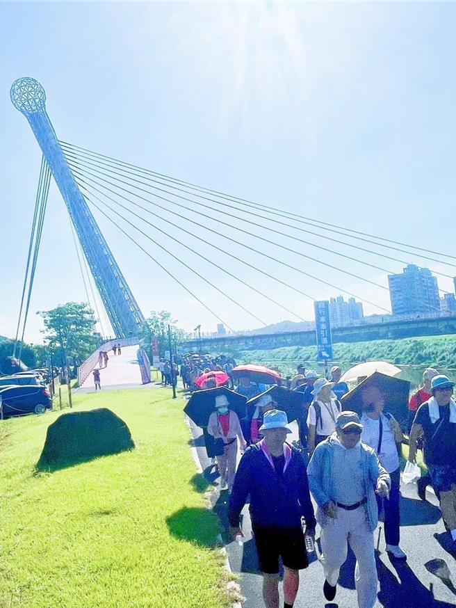 健行结合表演活动吸引近3000位民眾携家带眷一同参加，沿途可欣赏汐止在地美景。（汐止区公所提供）