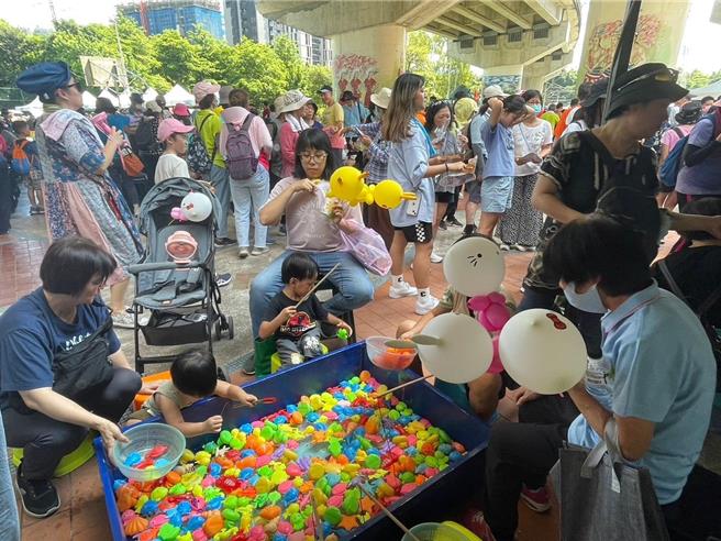 今年特别在终点站原住民公园设置亲子游戏区，有5款游戏让大朋友小朋友一起来闯关挑战。（汐止区公所提供）