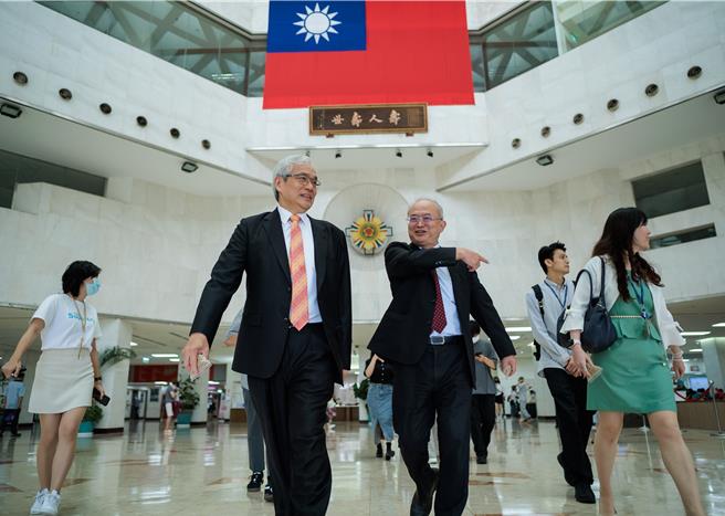 北榮院長陳威明、台大醫院院長吳明賢6日出席「北榮台大合作研究計畫成果發表會」。（郭吉銓攝）