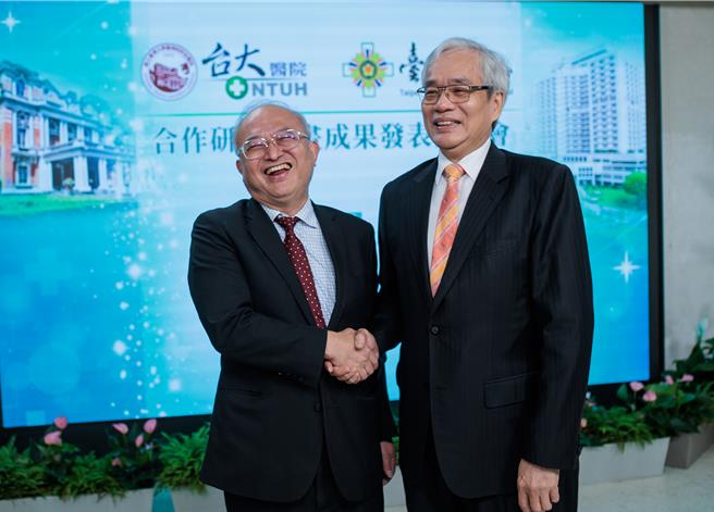 北荣院长陈威明（右）、台大医院院长吴明贤（左）6日出席「北荣台大合作研究计画成果发表会」。（郭吉铨摄）