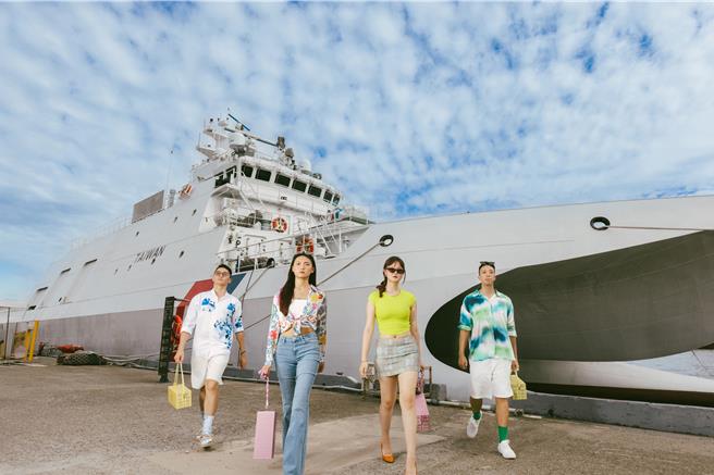 高雄英迪格以海洋為靈感，攜手快時尚眼鏡品牌「BIS IN DEI」，於暑假推出「一泊二食」住房專案，邀請遊客夏日到南國旅行。(高雄英迪格酒店提供)