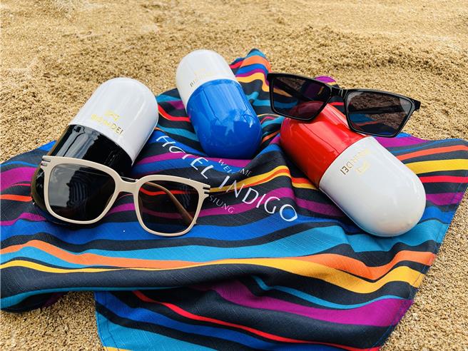 即日起至8月31日，旅客入住「一泊二食」住房專案，隨房贈送「BIS IN DEI」2024夏季復古潮流款墨鏡1副，德國蔡司蒸氣眼罩2組等好禮。(高雄英迪格酒店提供)