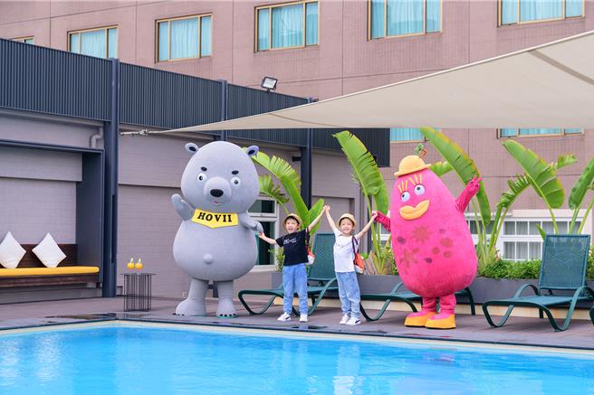 高雄福華攜手衛武營國家藝術文化中心暑假登場的《花露露的童樂節》，推出聯名親子主題房迎暑假。(高雄福華大飯店提供)