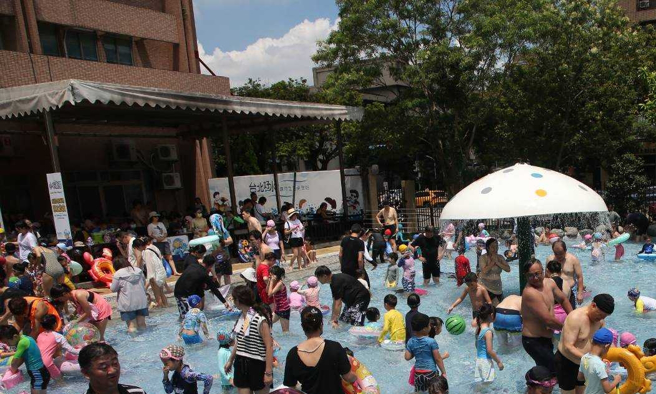 台湾近日天气炎热，不少人到游泳池消暑。（赵双杰摄）