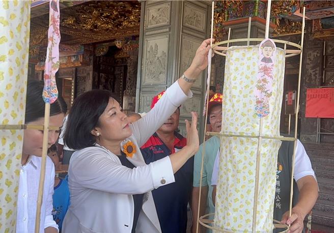 國家重要民俗「雲林縣口湖牽水狀179周年系列活動」，將於本月12日開跑，6日雲林縣長張麗善（前左二）示範糊水狀，表示這是傳承百年的生命教育祭儀，歡迎大家來體驗雲林海邊的夏日民俗祭典。（張朝欣攝）