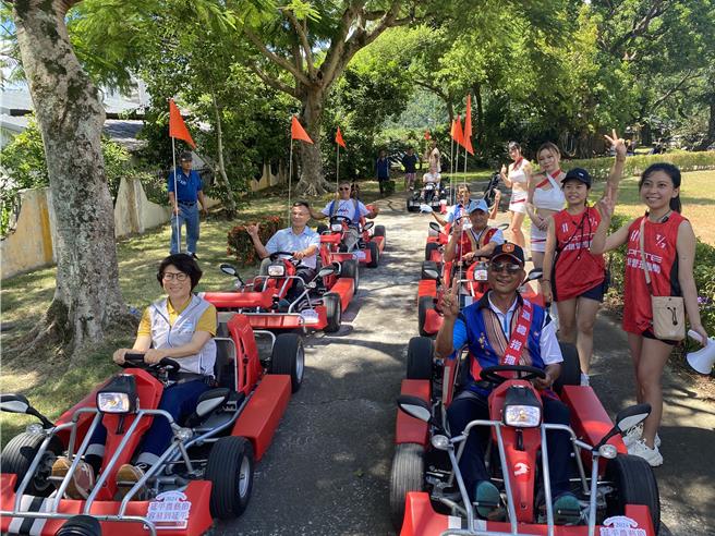 台東延平農藝節6、7日登場，台東縣長饒慶鈴（左一）應鄉長余光雄（右一）邀請出席，兩人帶隊體驗四輪電驅車。（蔡旻妤攝）