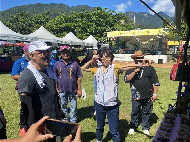 台東延平農藝節6、7日登場，台東縣長饒慶鈴（右二)體驗傳統射箭。（蔡旻妤攝）