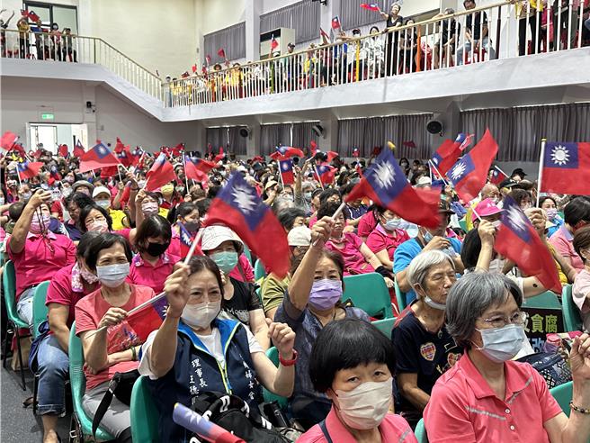 国民党花莲县党部今天举办国会改革说明会，党主席朱立伦、立法院党团总召傅昆萁、花莲县长徐榛蔚等人出席宣讲，吉安国小活动心中挤满人潮。（王志伟摄）