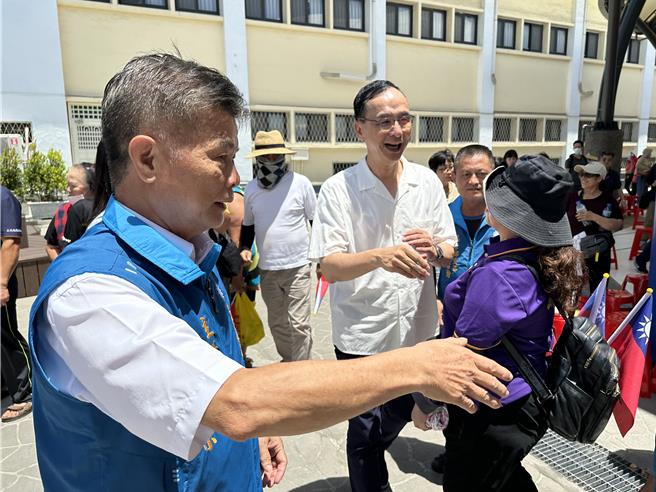 国民党主席朱立伦与支持者握手致意。（王志伟摄）