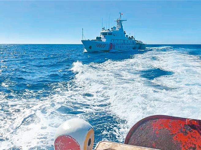 大陆海警船日前连续两天挑衅，我渔船5日在海峡中线的公海作业，再被编号14609号陆海警船跟监执法骚扰。（渔民提供）