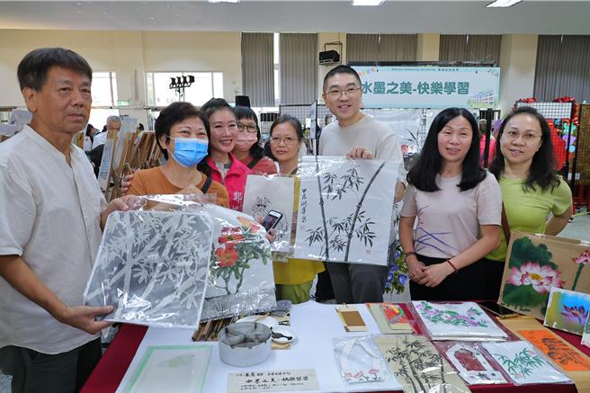 基隆社区大学今日在仁爱国小举行春季成果展，基隆市长谢国梁（右三）特别肯定社大师生与教育处团队的努力，并号召民眾一起终身学习。（基隆市教育处提供／徐佑升基隆传真）