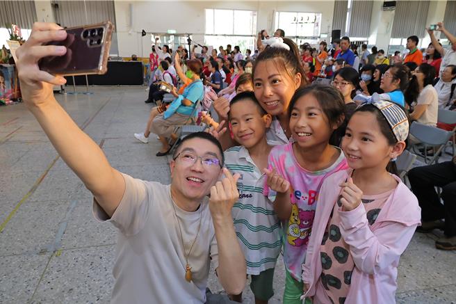 基隆社区大学今日在仁爱国小举行春季成果展，基隆市长谢国梁（左一）特别肯定社大师生与教育处团队的努力，并号召民眾一起终身学习。（基隆市教育处提供／徐佑升基隆传真）