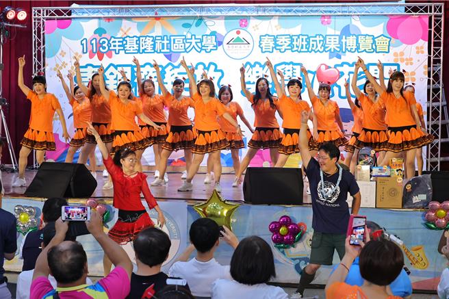 基隆社区大学今日在仁爱国小举行春季成果展，基隆市长谢国梁特别肯定社大师生与教育处团队的努力，并号召民眾一起终身学习。（基隆市教育处提供／徐佑升基隆传真）