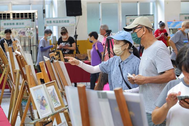 基隆社区大学今日在仁爱国小举行春季成果展，基隆市长谢国梁特别肯定社大师生与教育处团队的努力，并号召民眾一起终身学习。（基隆市教育处提供／徐佑升基隆传真）