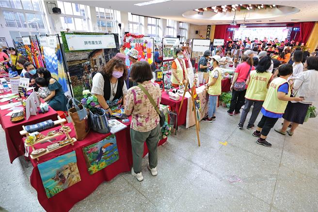 基隆社区大学今日在仁爱国小举行春季成果展，基隆市长谢国梁特别肯定社大师生与教育处团队的努力，并号召民眾一起终身学习。（基隆市教育处提供／徐佑升基隆传真）