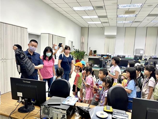 松山分局辦暑期兒童夏令營，帶領學童參觀警局。(翻攝照片／林郁平台北傳真）