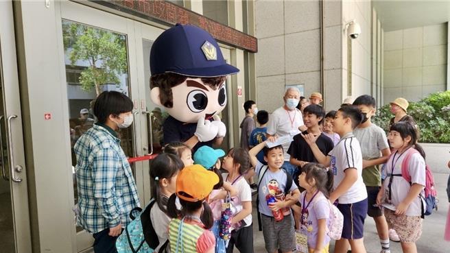 松山分局辦暑期兒童夏令營，帶領學童參觀警局。(翻攝照片／林郁平台北傳真）