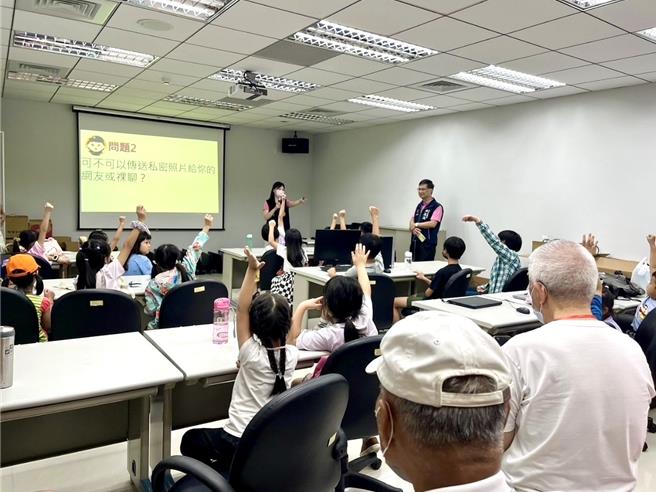 松山分局以遊戲宣導「交安、反詐」現場問答踴躍。(翻攝照片／林郁平台北傳真）