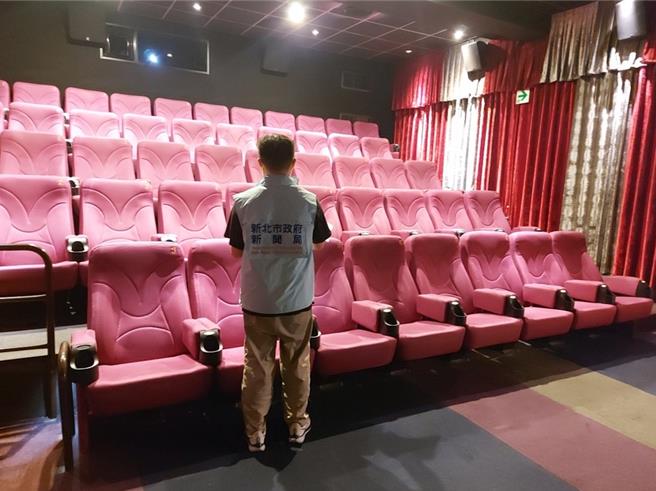 新北市新闻局会同市府各单位办理电影院联合稽查，针对17家电影院「营业管理」、「消费者保护措施」、「卫生安全」、「公共安全」等稽查，发现其中15间对于新制AED设置等规定仍未改善，另有一间防火门不合格，已令限期改善。（新北市新闻局提供）