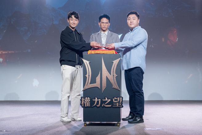 世曼凯韩在英副总裁(左起)、《权力之望》代言人黄奇斌、NX3Games总监金孝载PD。图/世曼凯提供