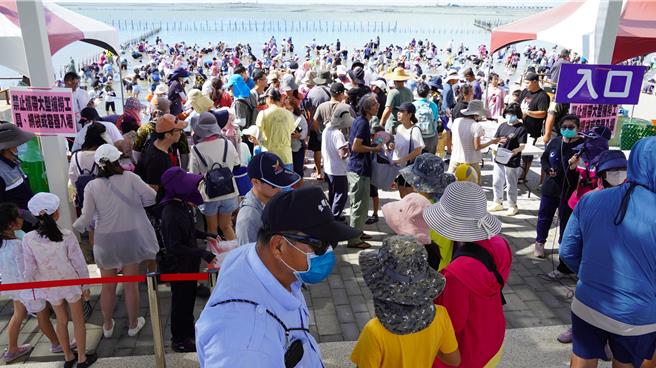 入口处挤一堆人等着下水挖文蛤。（宝智华摄）