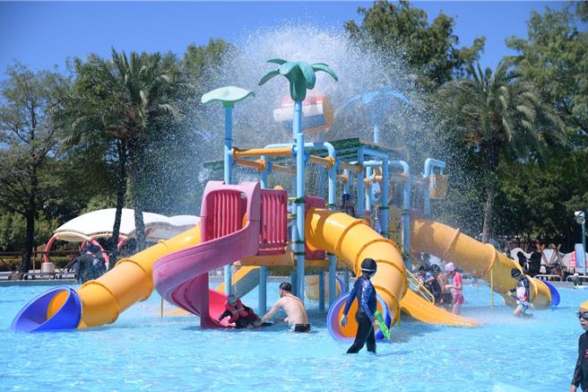 花蓮知卡宣綠森林親水公園天開幕，戲水區增設多項設施，大小朋友打水戰，消暑清涼。（花蓮縣政府提供／王志偉花蓮傳真）