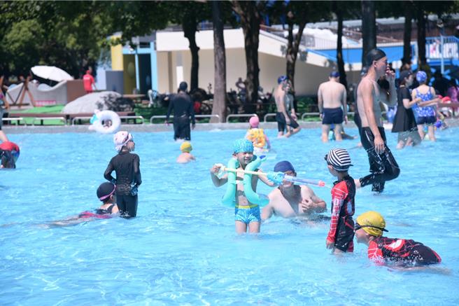花蓮知卡宣綠森林親水公園天開幕，戲水區增設多項設施，大小朋友打水戰，消暑清涼。（花蓮縣政府提供／王志偉花蓮傳真）
