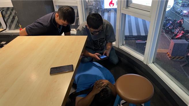 张姓车手远从云林骑车到台中面交取款，遭埋伏警方一拥而上制伏。（警方提供）