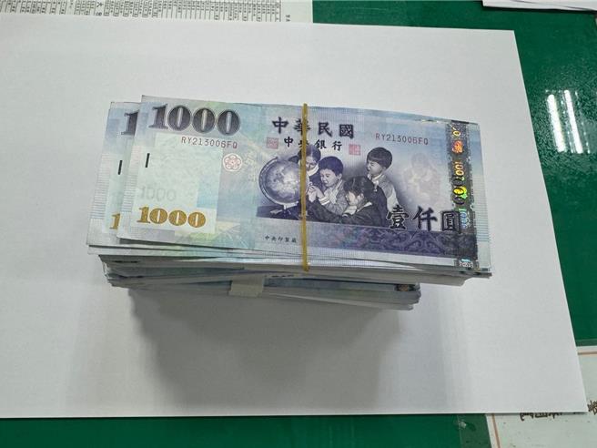 张姓车手远从云林骑车到台中面交取款，遭埋伏警方一拥而上制伏，警方查扣大批现金。（警方提供）